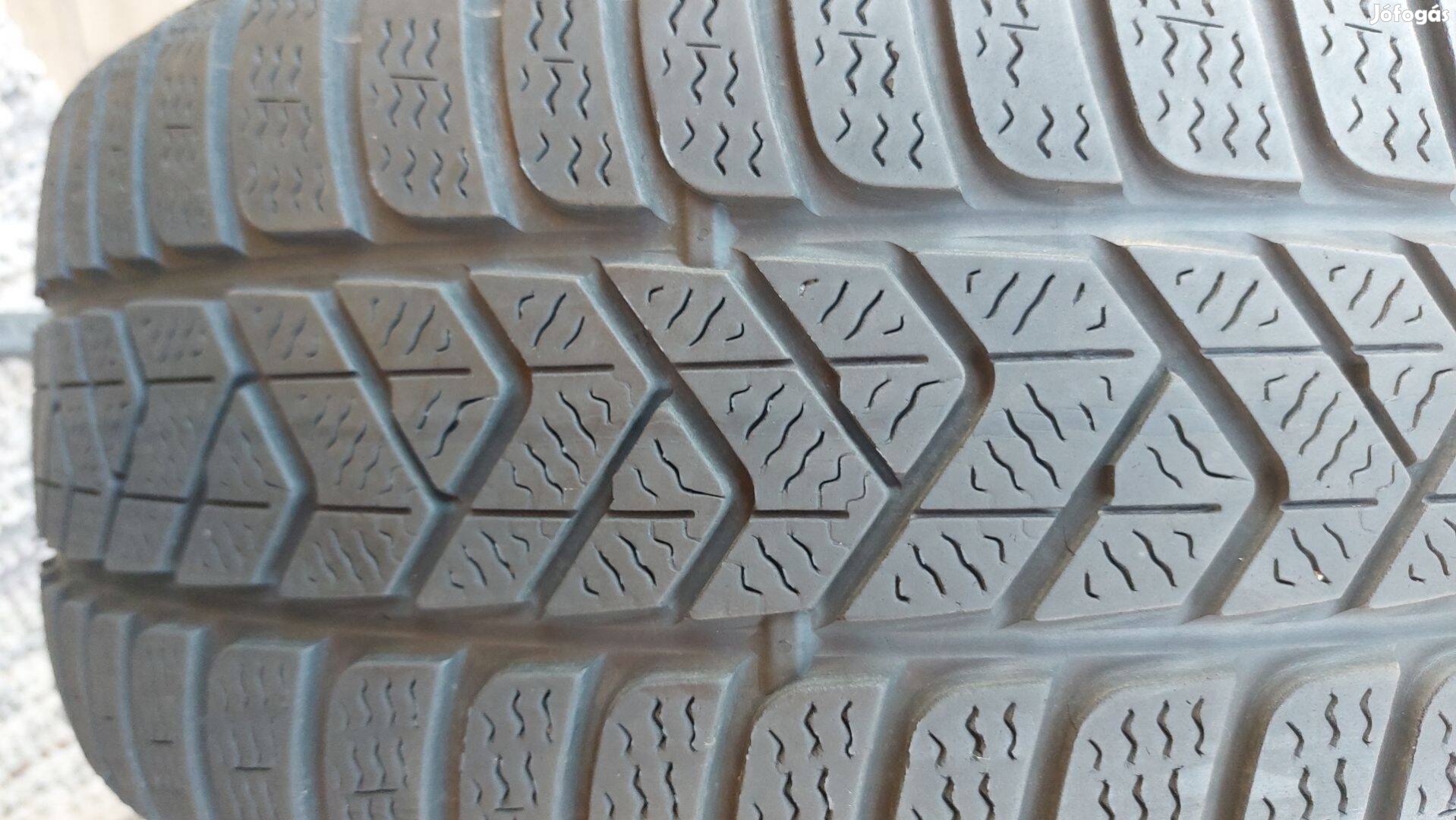 Ttt Gyári szerelésű,újszerű Pirelli 225/40r18 téli gumi