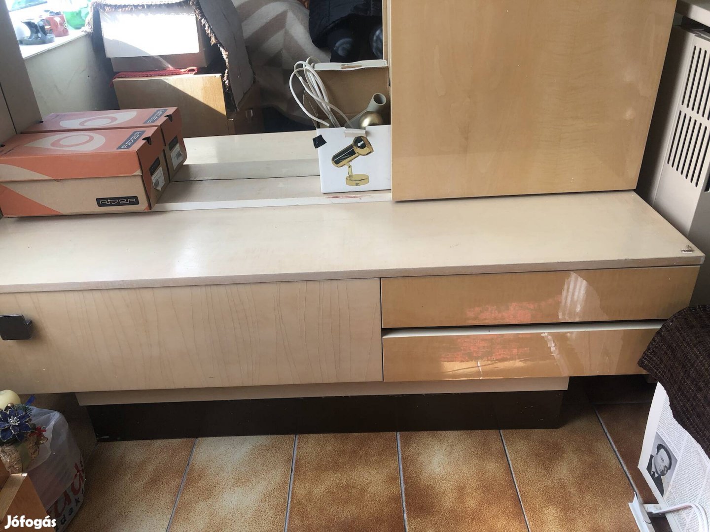 Tükrös, polcos Előszoba szekrény