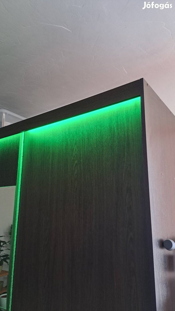 Tükrös, tolóajtós gardróbszekrény
