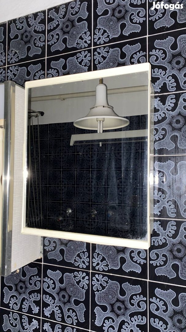 Tükrös fürdőszobaszekrény