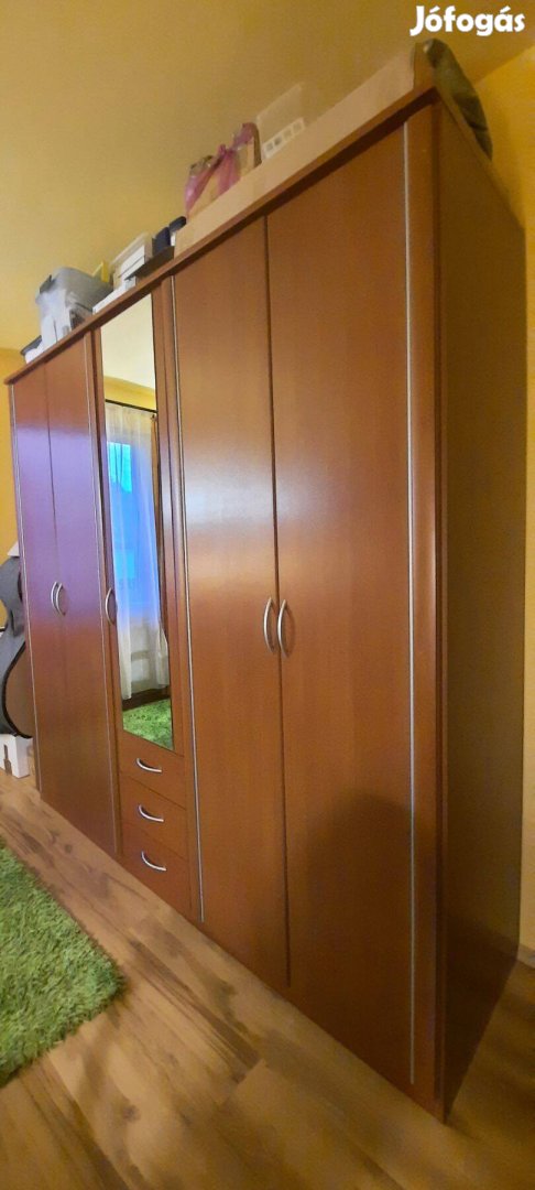 Tükrös gardróbszekrény keresi új gazdáját :)