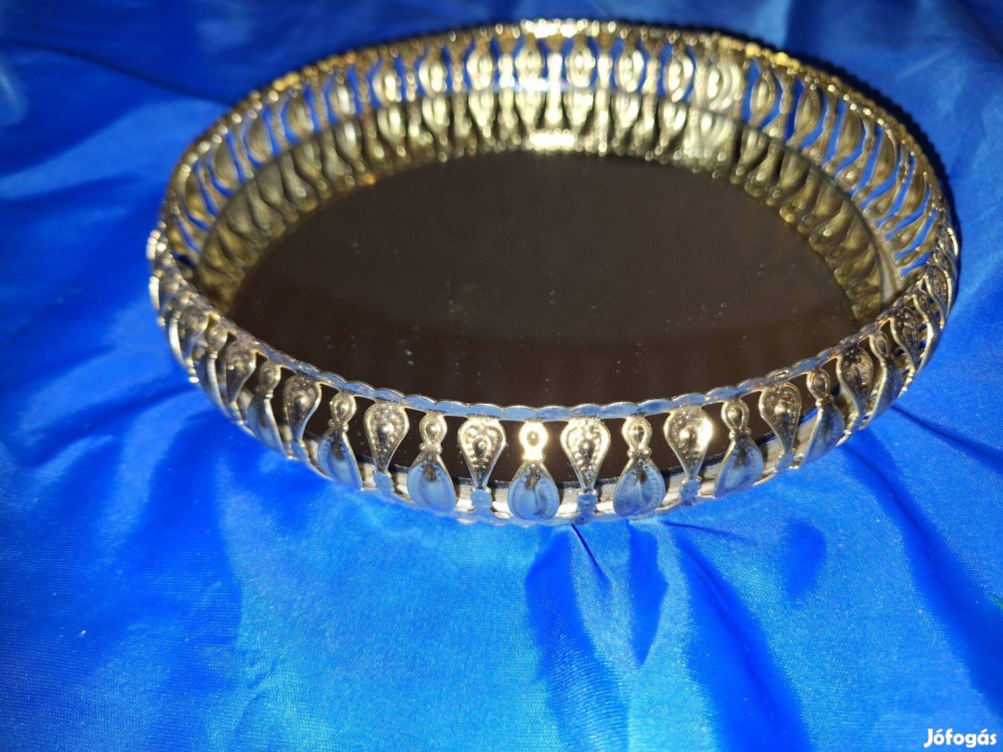 Tükrös kínáló tál