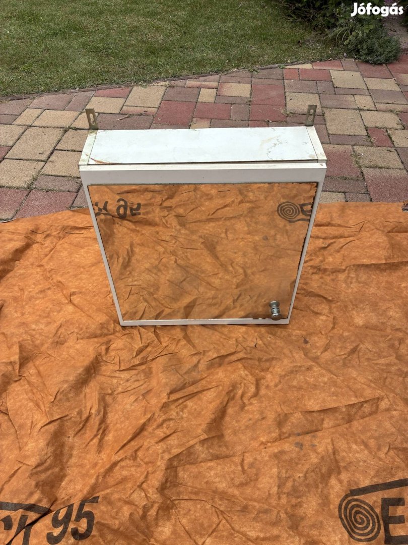 Tükrös polcos fürdőszobai szekrény