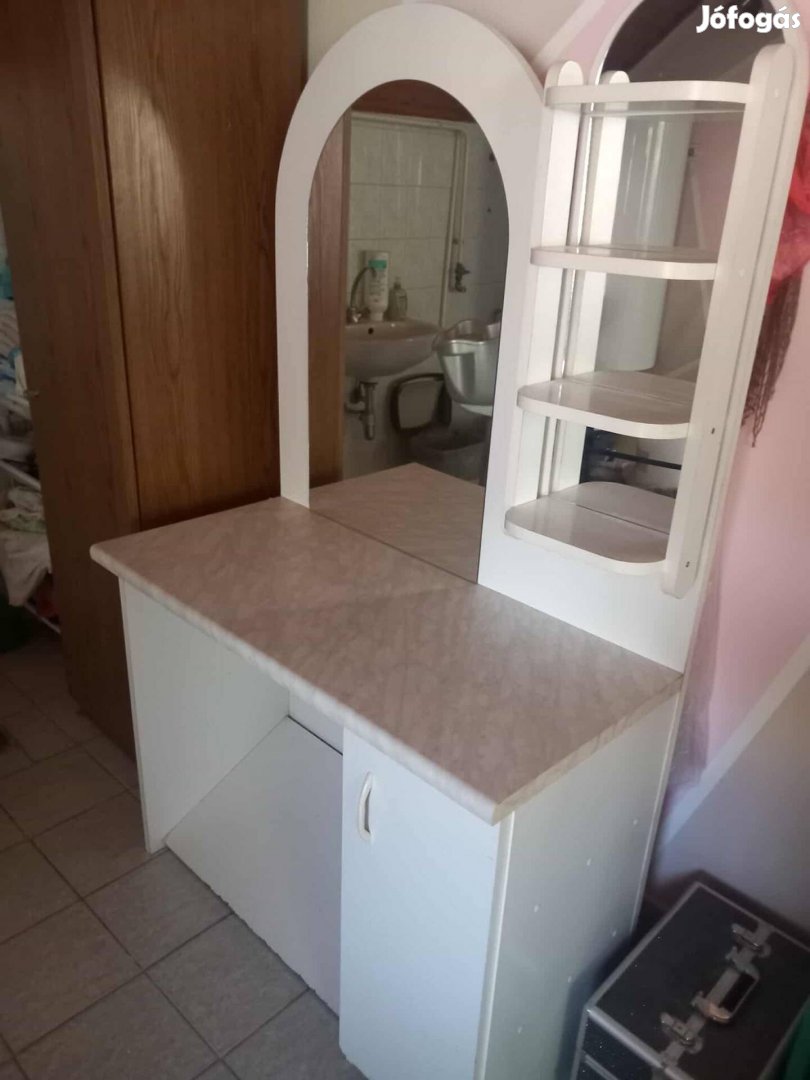 Tükrös szekrény fehér