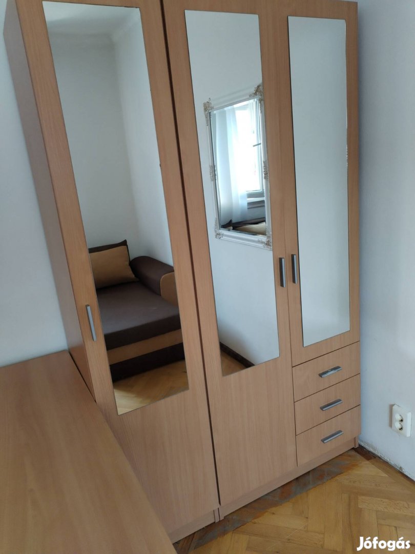 Tükrös szekrénysor
