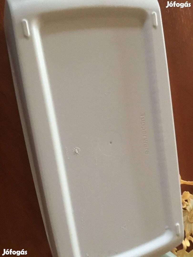 Tupperware kenyértartó
