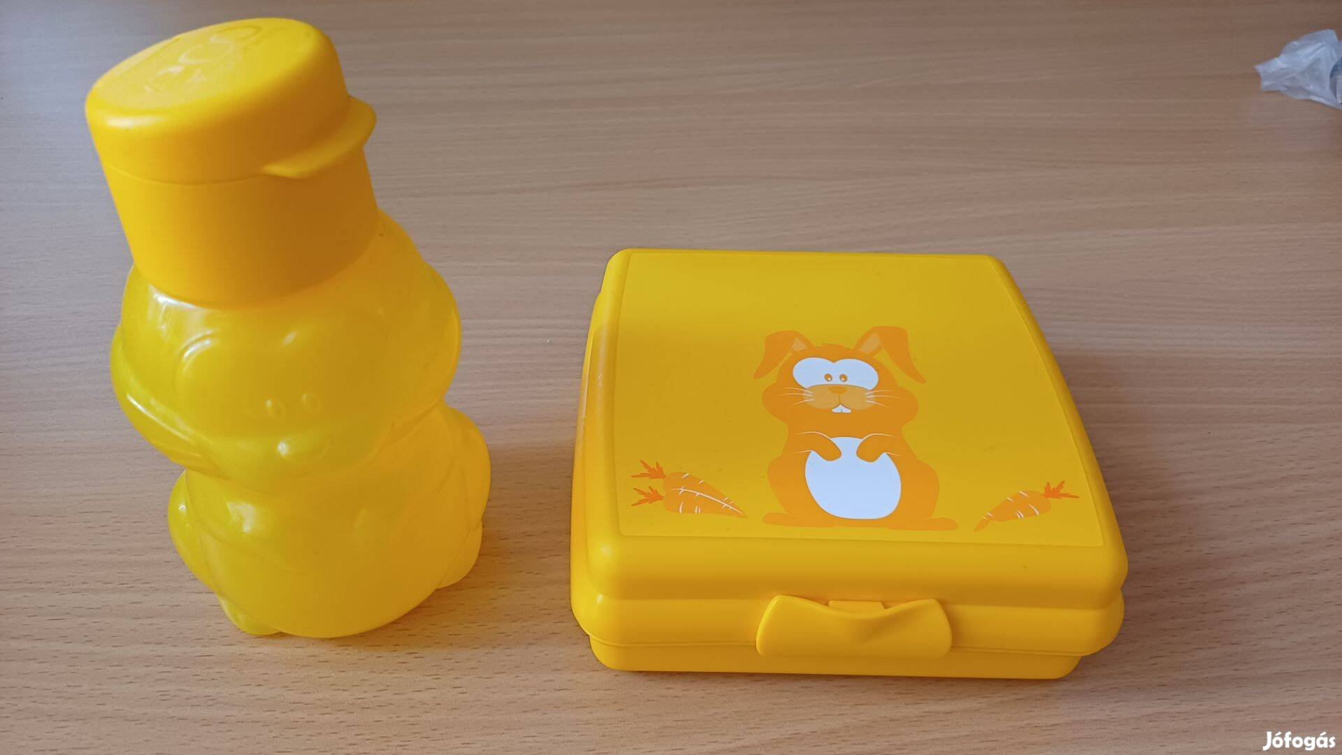 Tupperware nyuszis kulacs és uzsonnásdoboz