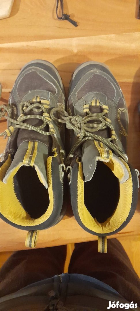 Túracipő Quechua, 40es, jó állapotban eladó