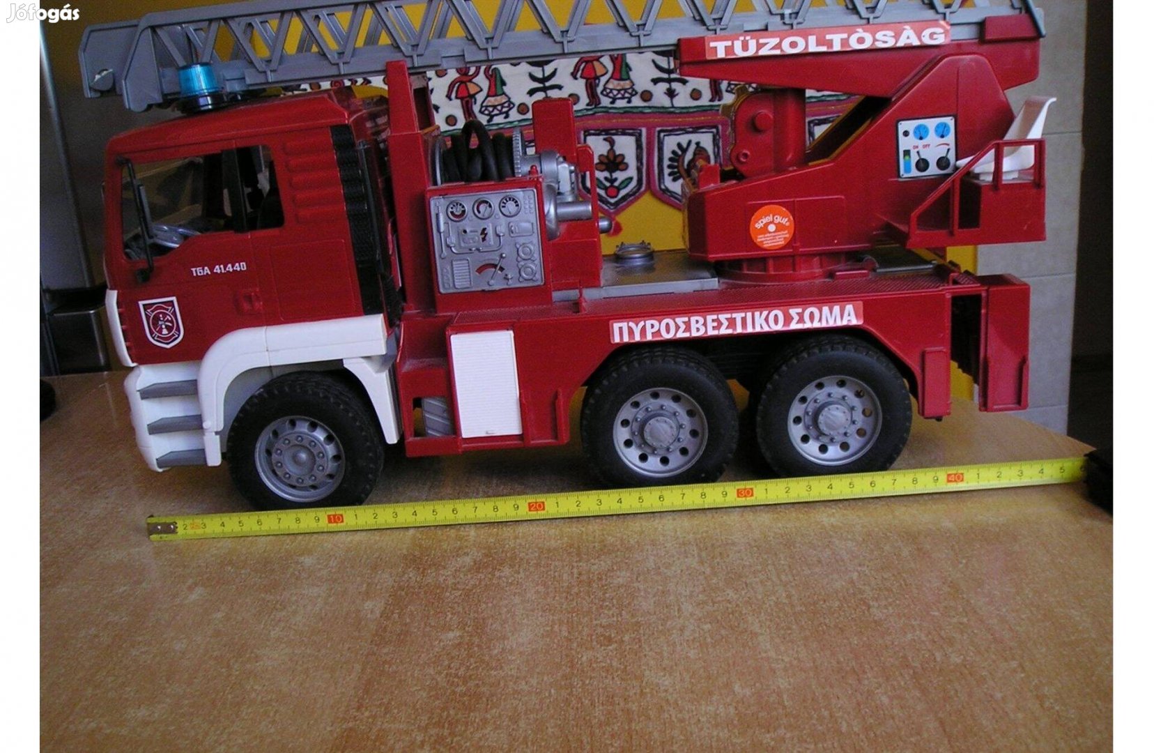 Tűzoltóautó-makett, nagy - 47 cm