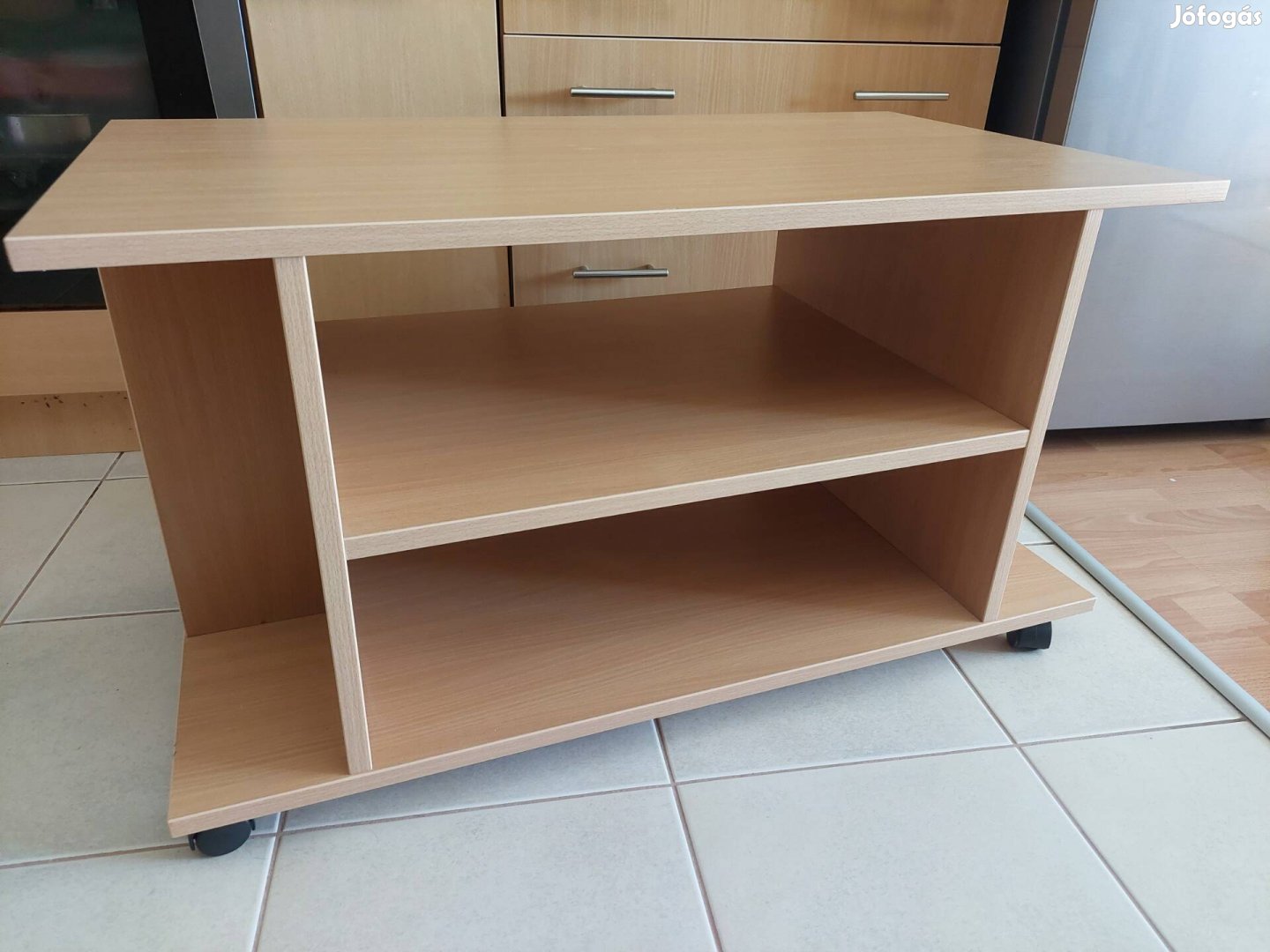 Tv állvány - bükk, gurulós