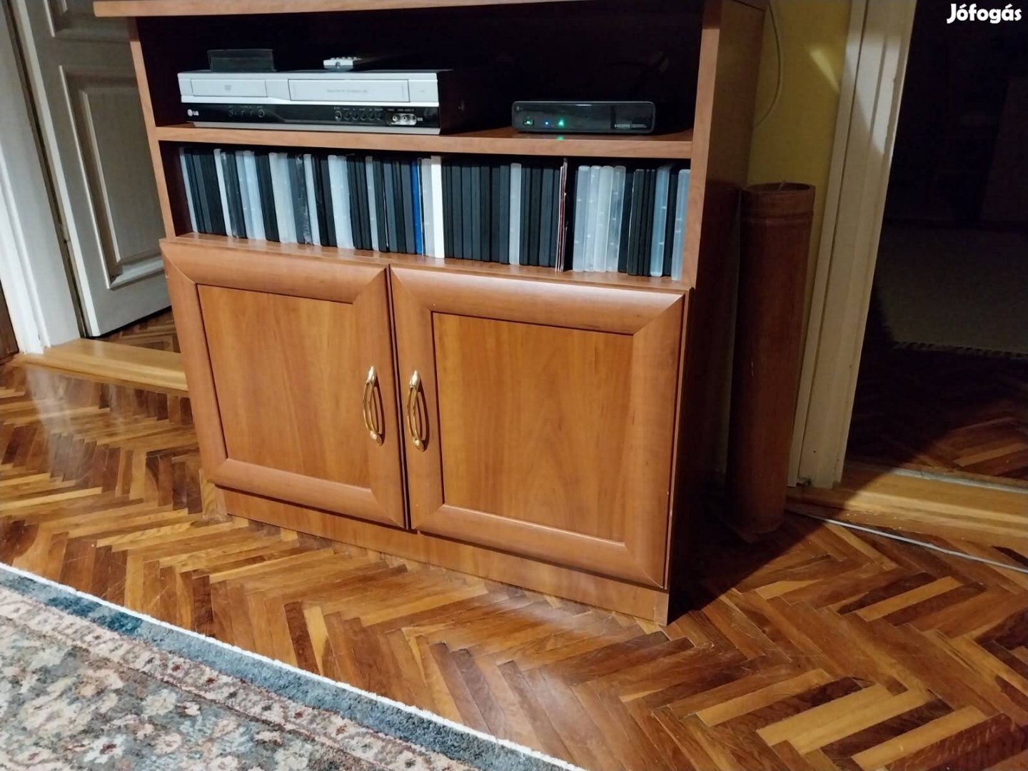 Tv szekrény, zárt és nyitott polcokkal