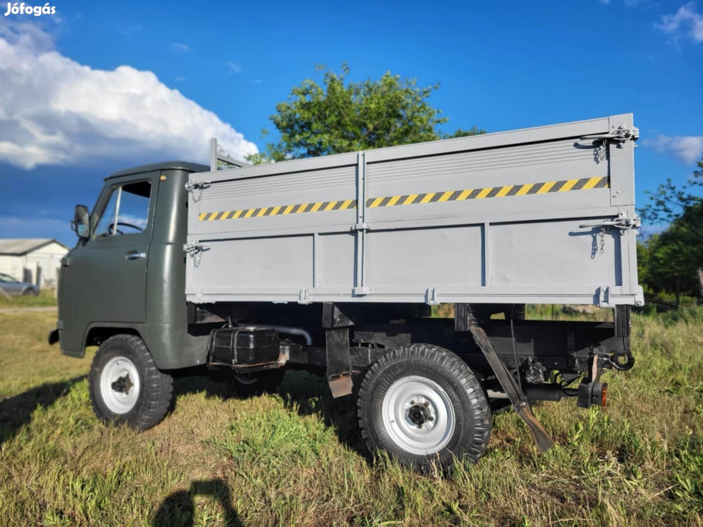 UAZ piros rendszámos lassújármű