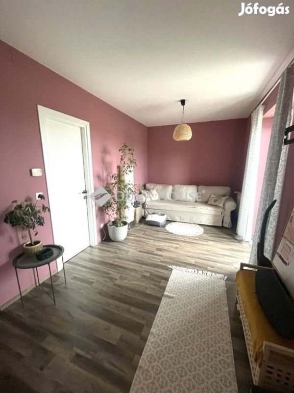 ÚJSZERŰ FÖLDSZINTI LAKÁS SAJÁT KERTTEL