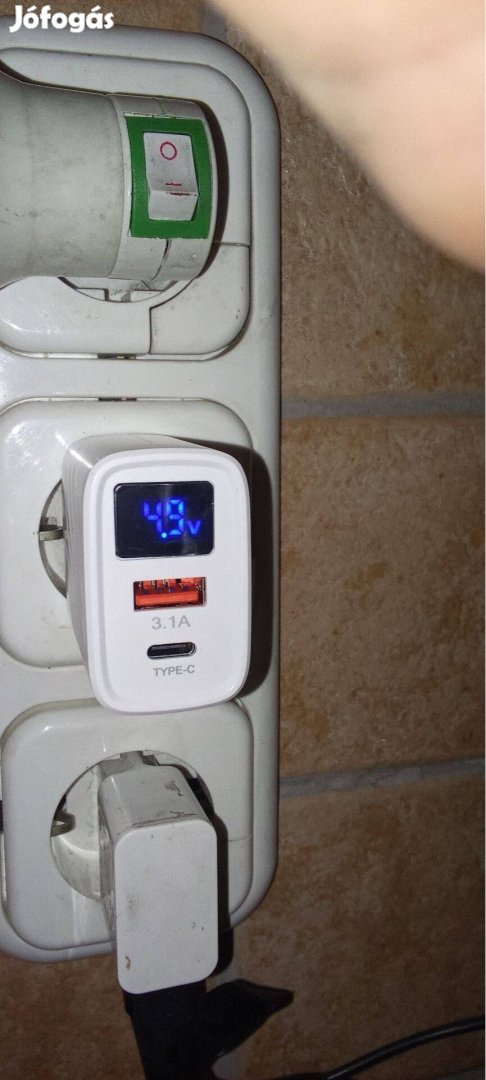 USB Töltő adapter 1000ft. V,Amper Mérős Is