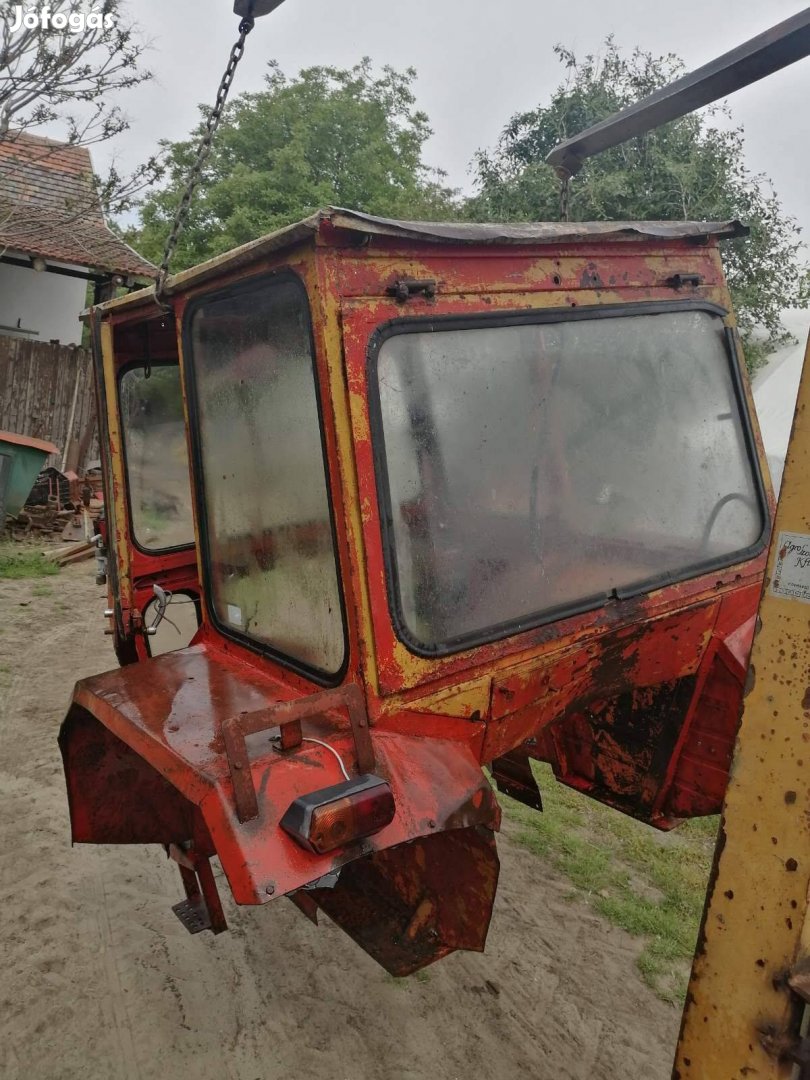 UTB 445 DT traktor fülke