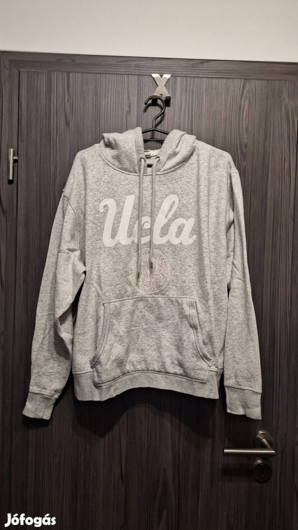 Ucla, Szürke Pulcsi