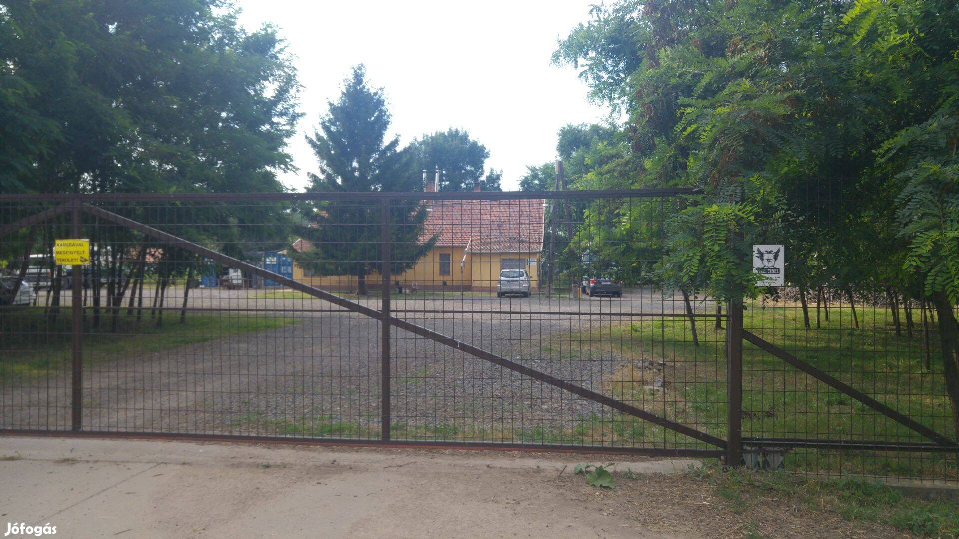 Udvarost keresünk akár másodállásban