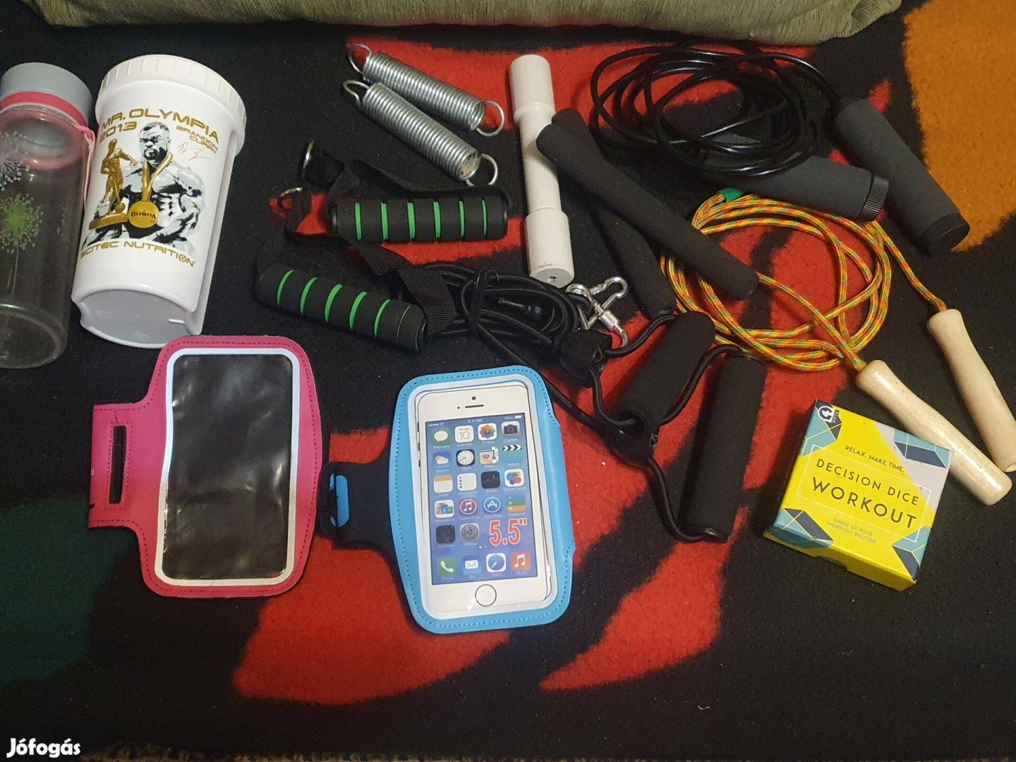 Ugrálókötél, kulacsok, függeszkedők, kézisúlyzó, telefontart