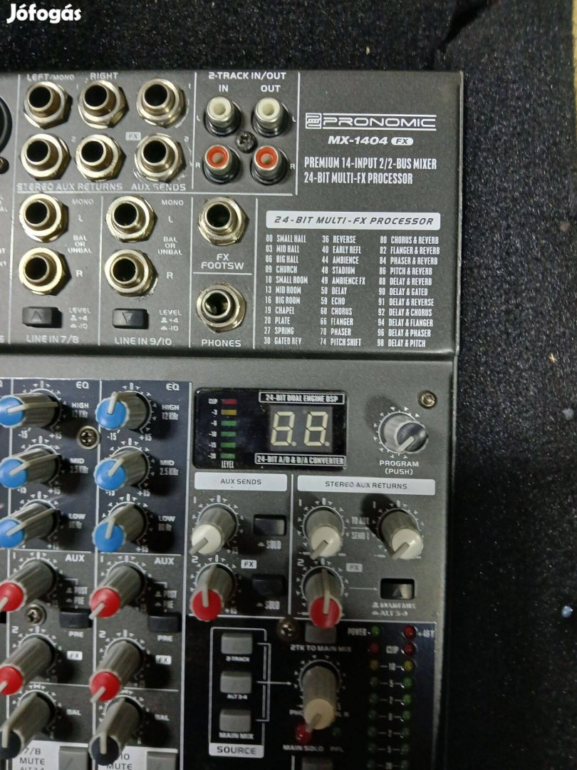 Új 14 csatornás AX-1404 FX keverő kemény tokban