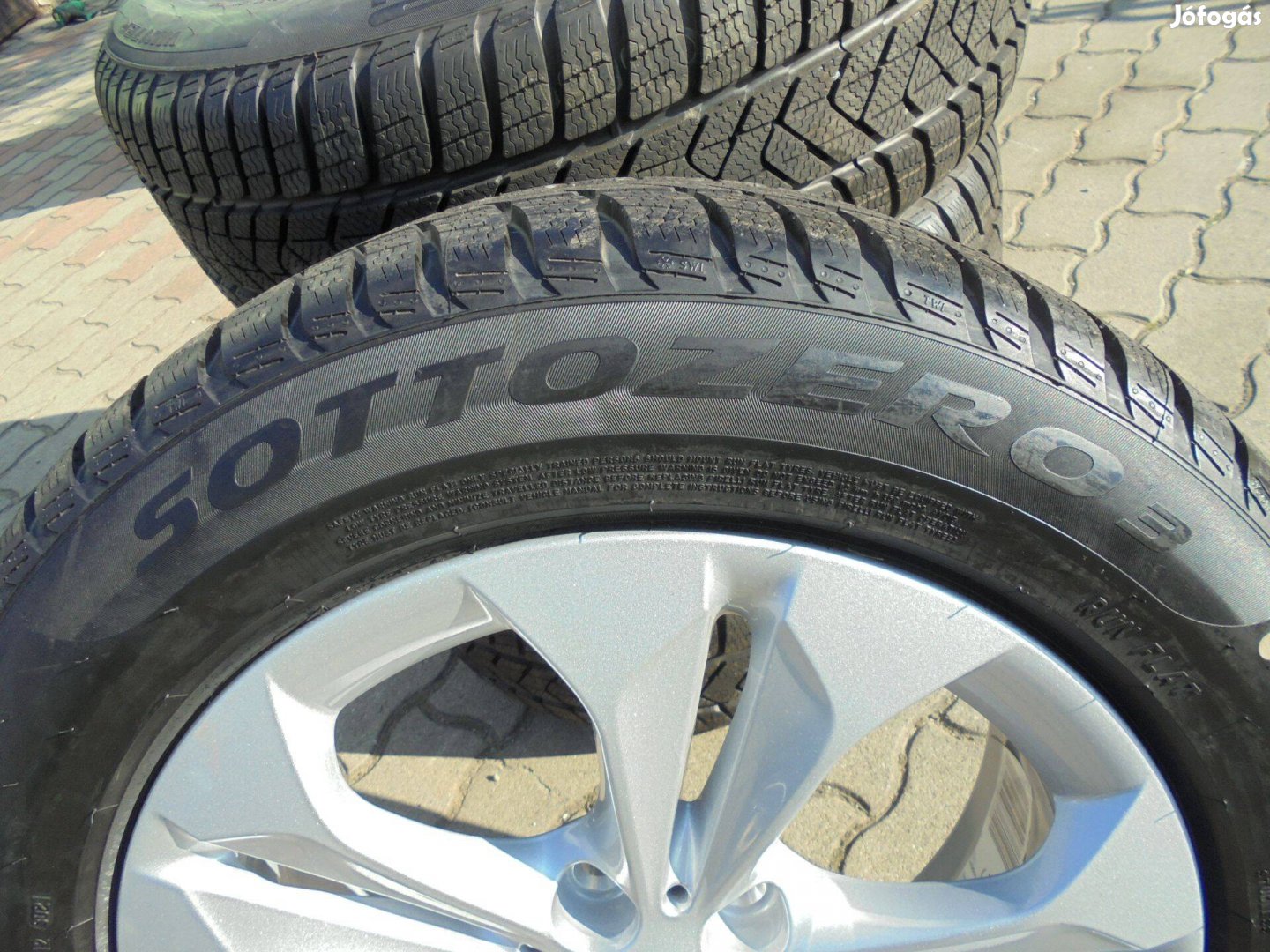 Új 225/55 R 17-es Pirelli+ gyári alufelni szenzorral eladó