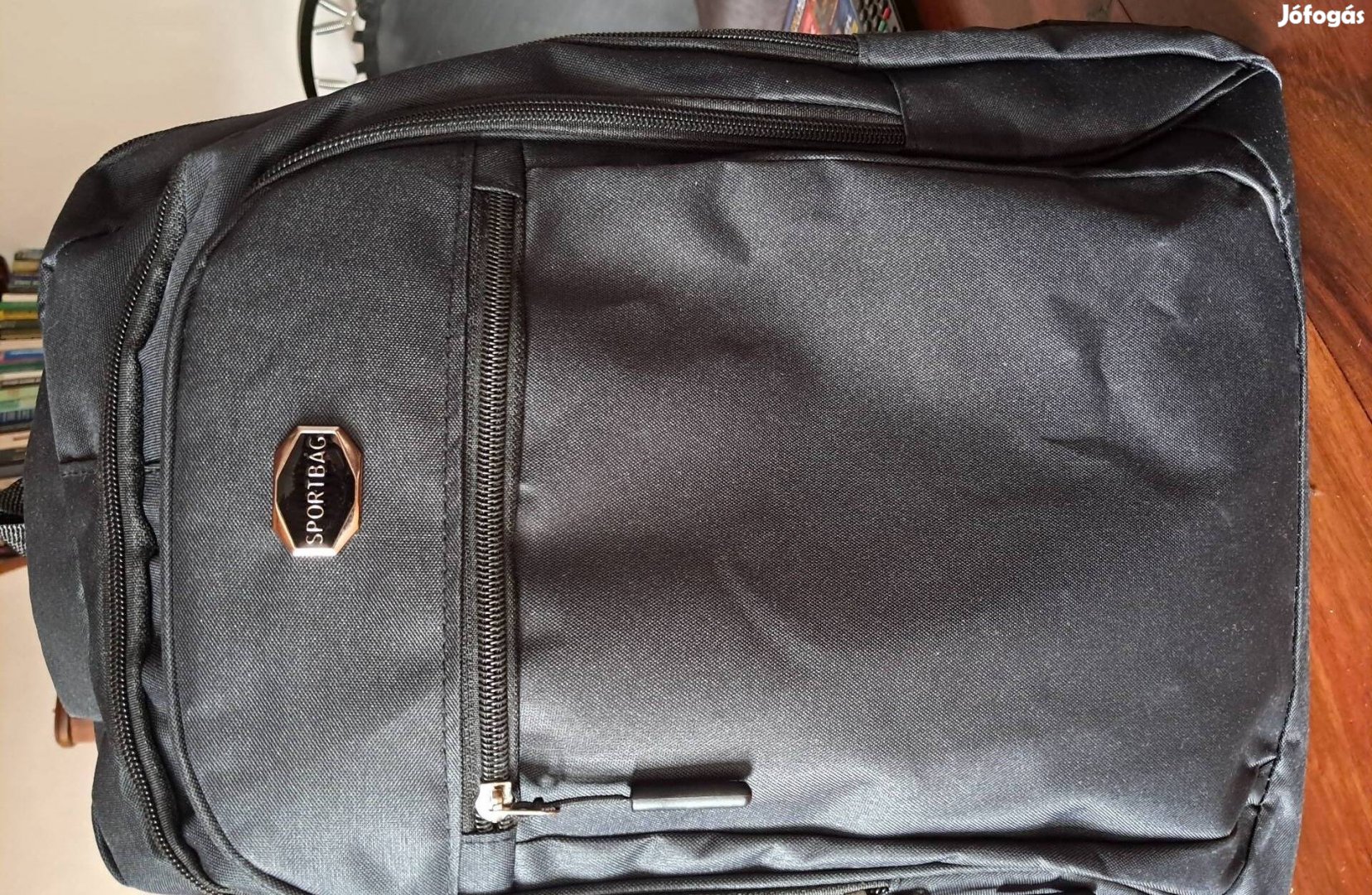 Új 22cm széles 30 cm hosszú 3 rekeszes fekete Sportbag hátizsák