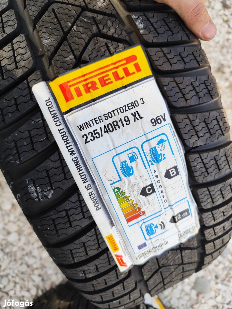 Új 235/40 r19 pirelli téligumi 