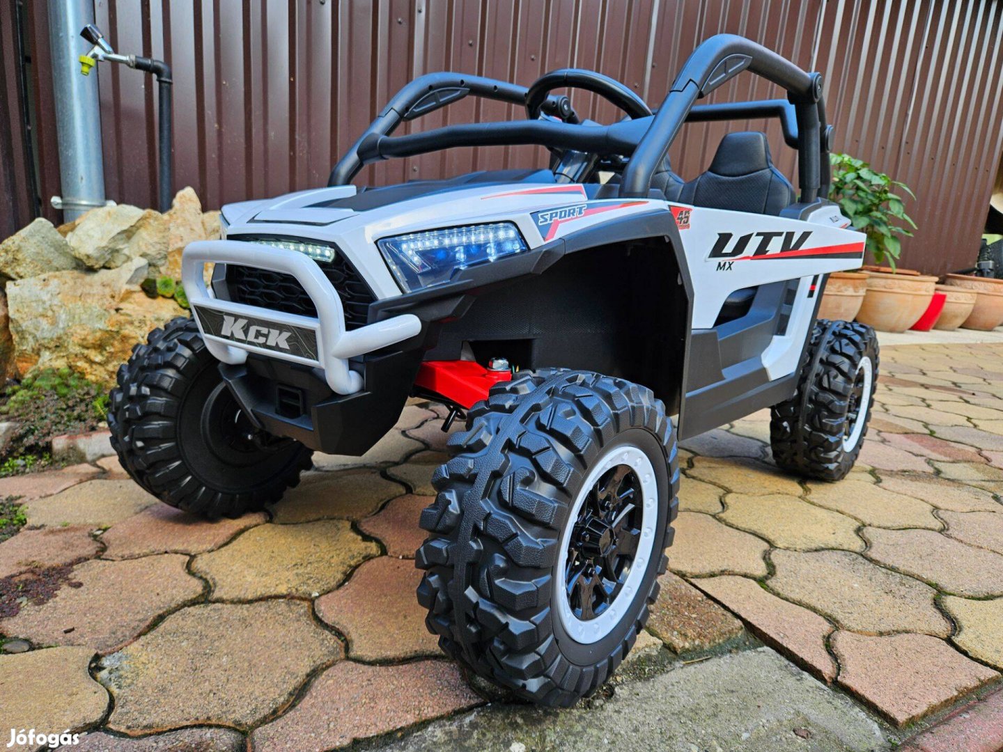 Új 24Voltos 2 személyes fehér bőr üléses, gumi kerekes