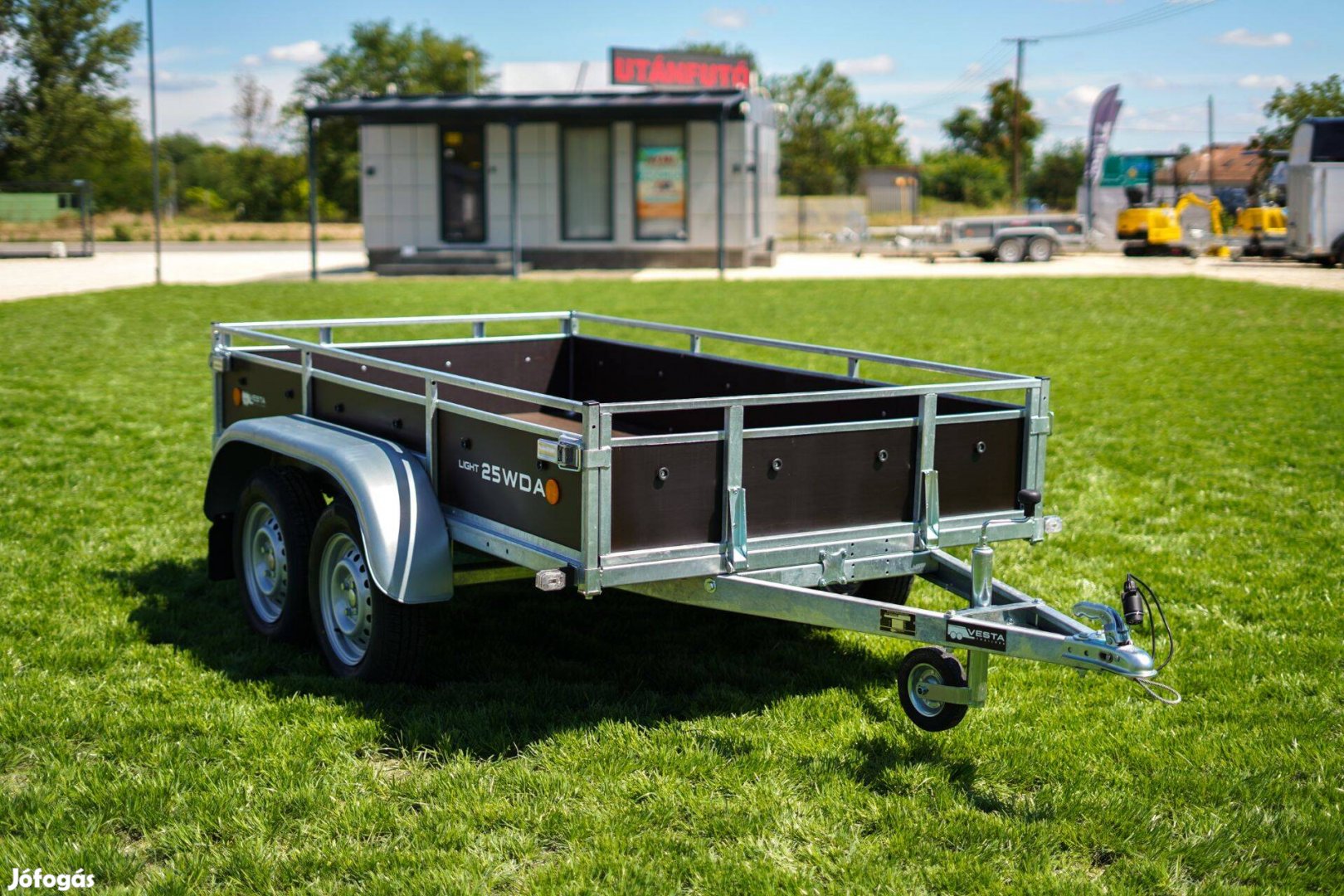 Új 250cm-es fa oldalfalas utánfutó Füzesabonyban rendszámmal akciósan