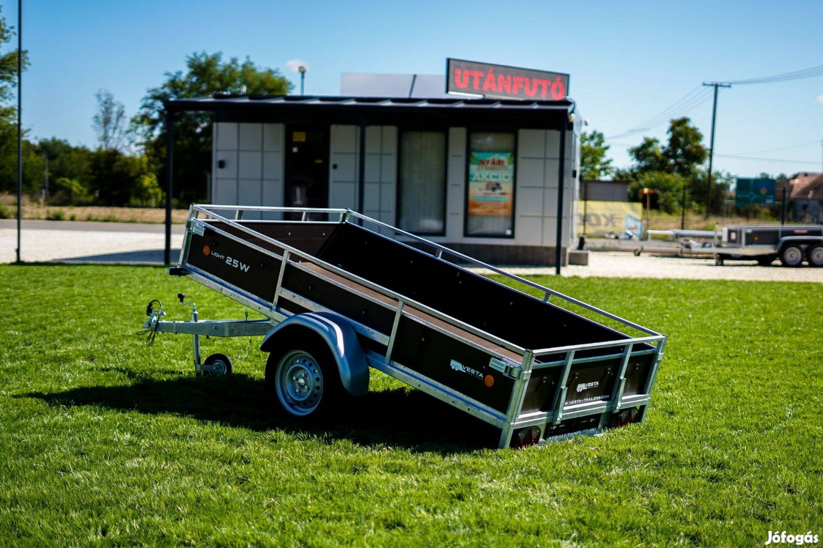 Új 2.5m-es fa oldalfalas utánfutó rendszámmal akciósan 567.000 Ft