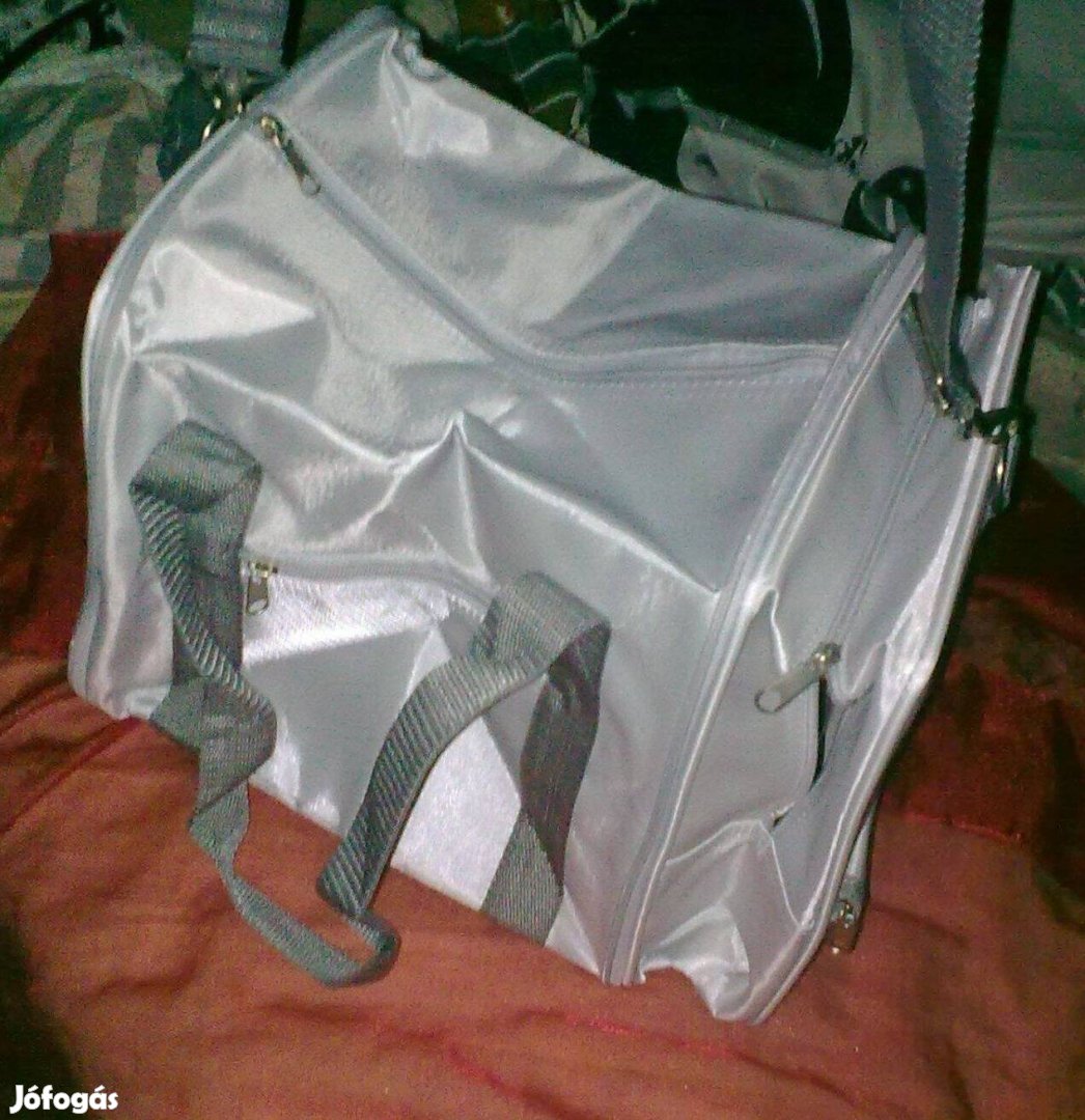 Új 35x23x23 cm-es utazó táska, v. sporttáska (kézi-, váll)