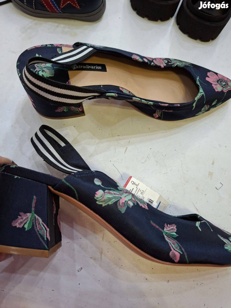 Új 40-es Stradivarius kék mintás elegáns női cipő