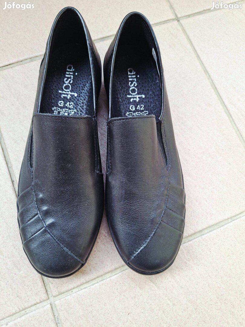 Új 42-es Portugál női félcipő bth 27cm