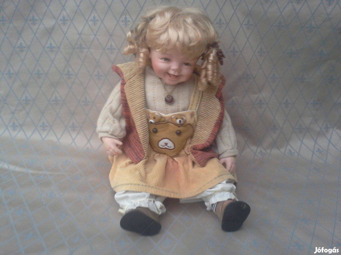 Új 65 cm jelzett nagy baba porcelán díszbaba ékszerekkel sok ruhával