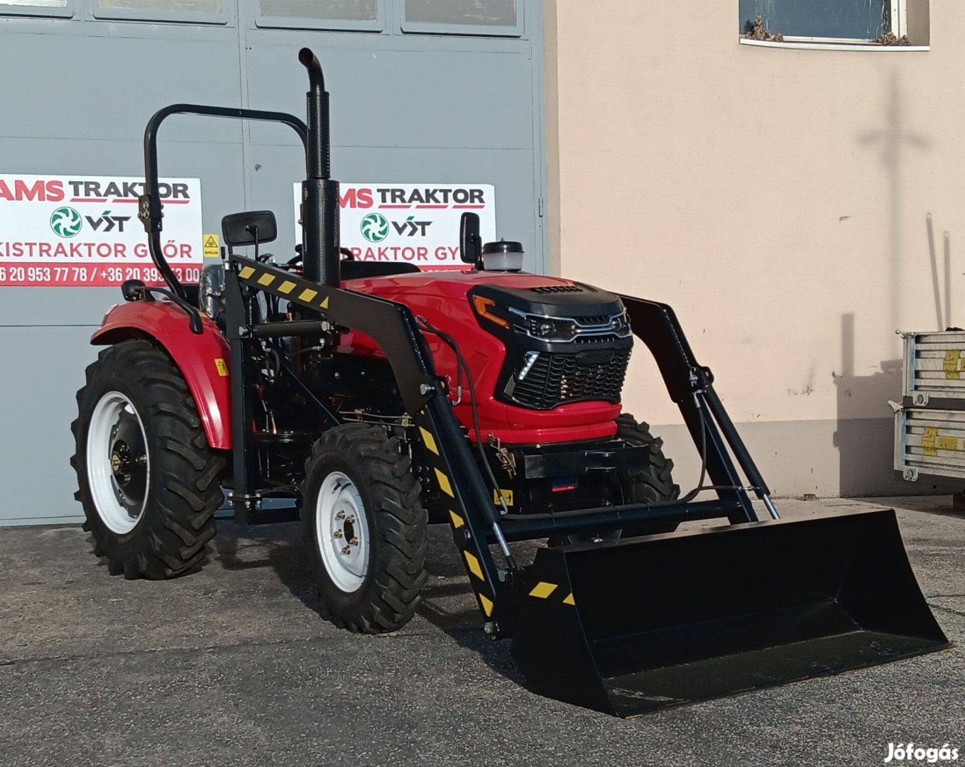 Új AMS554 szervos, irányváltós, összkerekes 55 LE traktor rakodóval