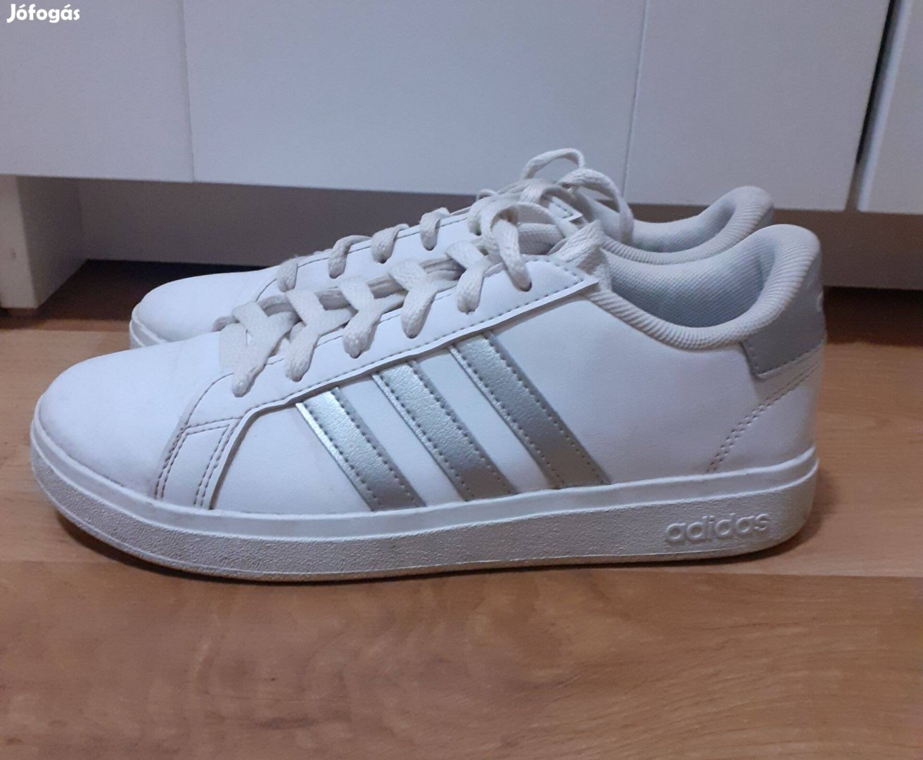 Új Adidas cipő