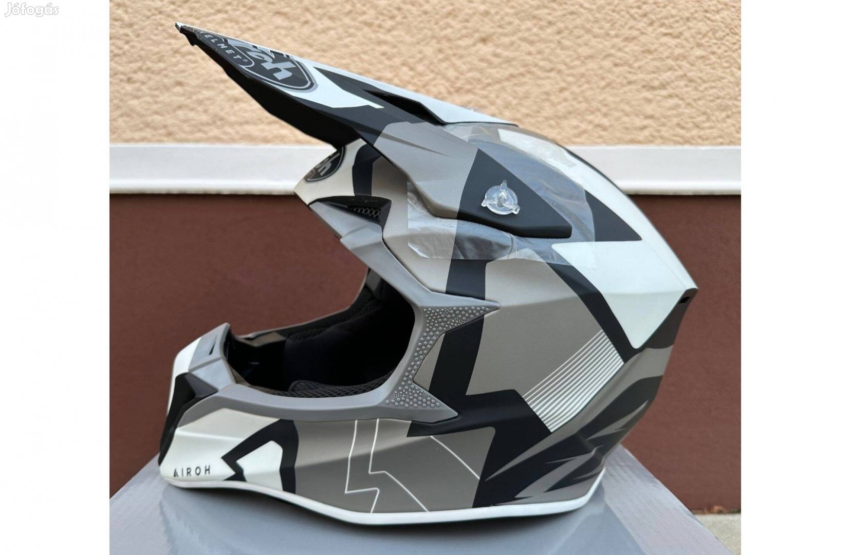 Új Airoh Wraap fekete/szürke enduro, mx, cross sisak, bukósisak (M)