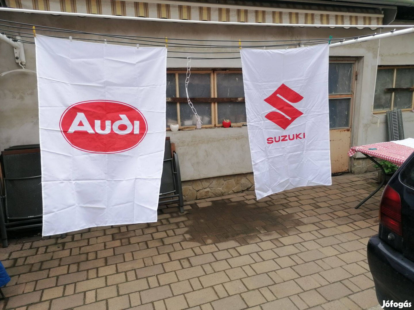 Új Audi és Suzuki emblémás sejem zászlók. . 2M x 1M