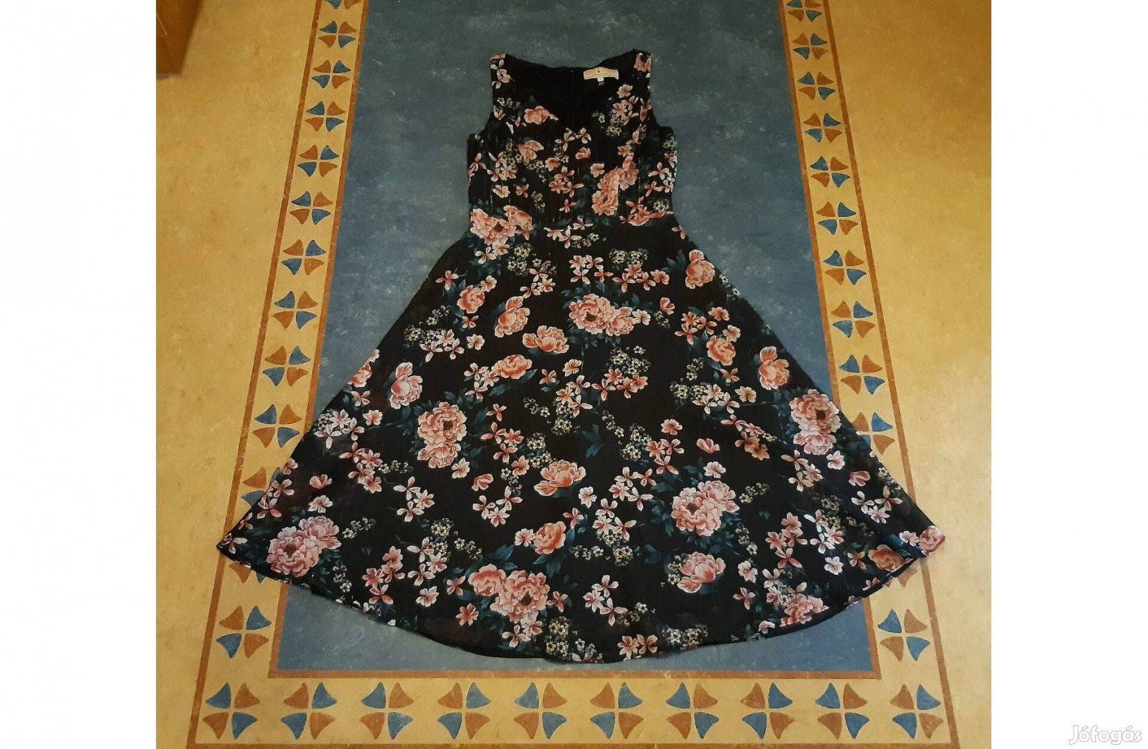 Új Billie&Blossom álomszép fekete alapon virágos muszlin bélelt ruha36