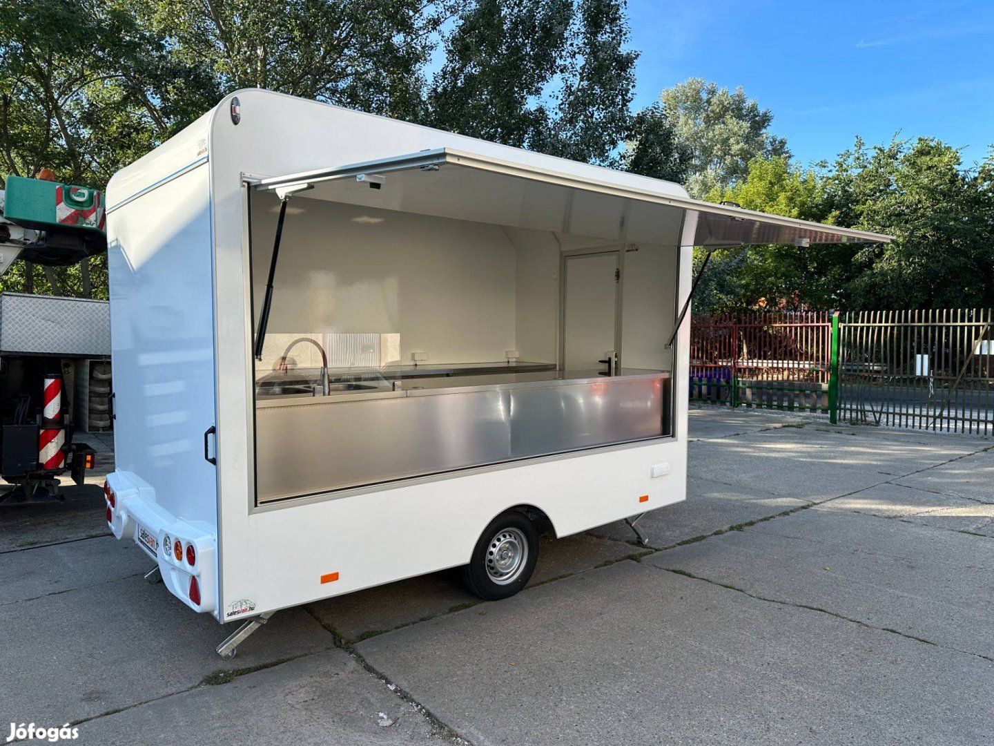Új Büfékocsi Food Truck Berendezéssel 3,6m 1,3t / M /