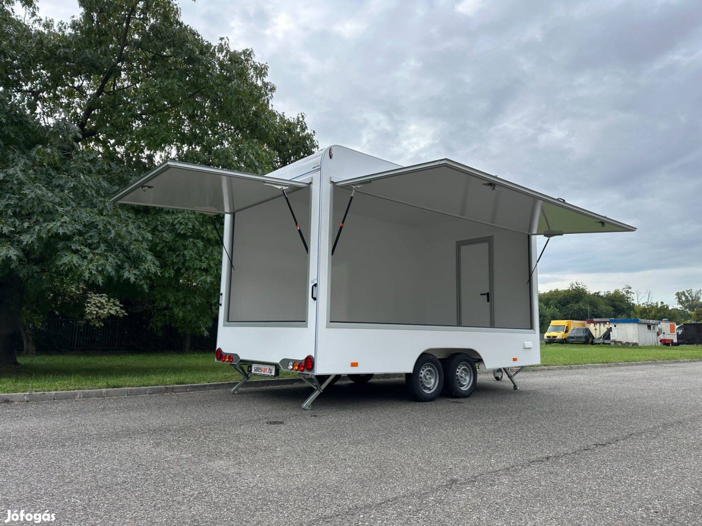Új Büfékocsi Foodtruck 2,5m / L / 2 Felnyílóajtós / 2t