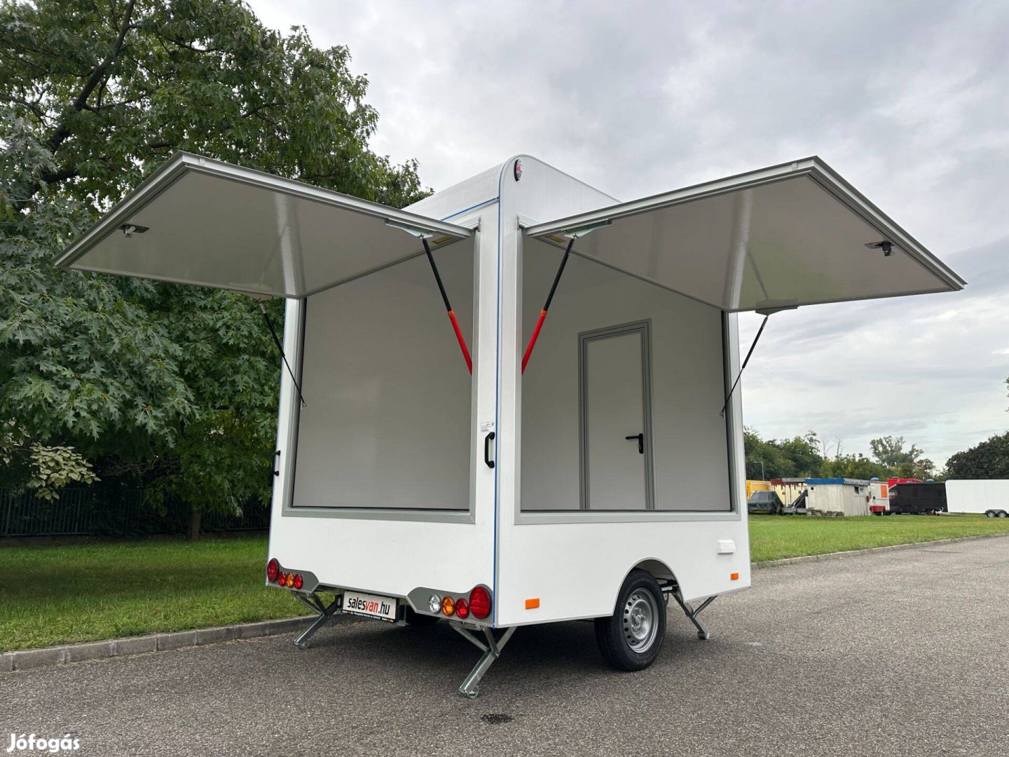 Új Büfékocsi Foodtruck 2,5m / S / 2 felnyílóajtós / 1,3t