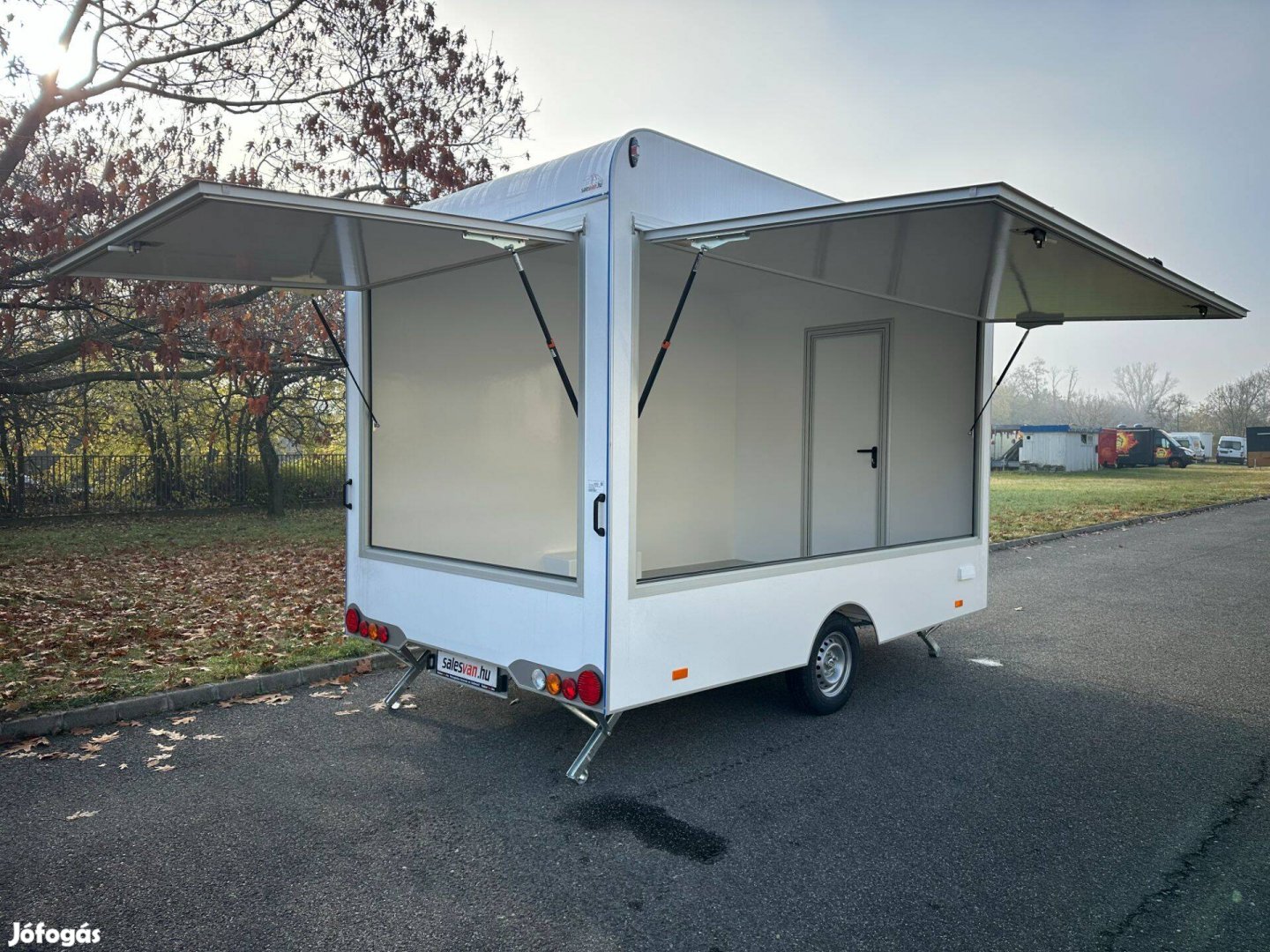 Új Büfékocsi Foodtruck 3.6m / M / 2 felnyílóajtós / 1.3t akár Lángosos