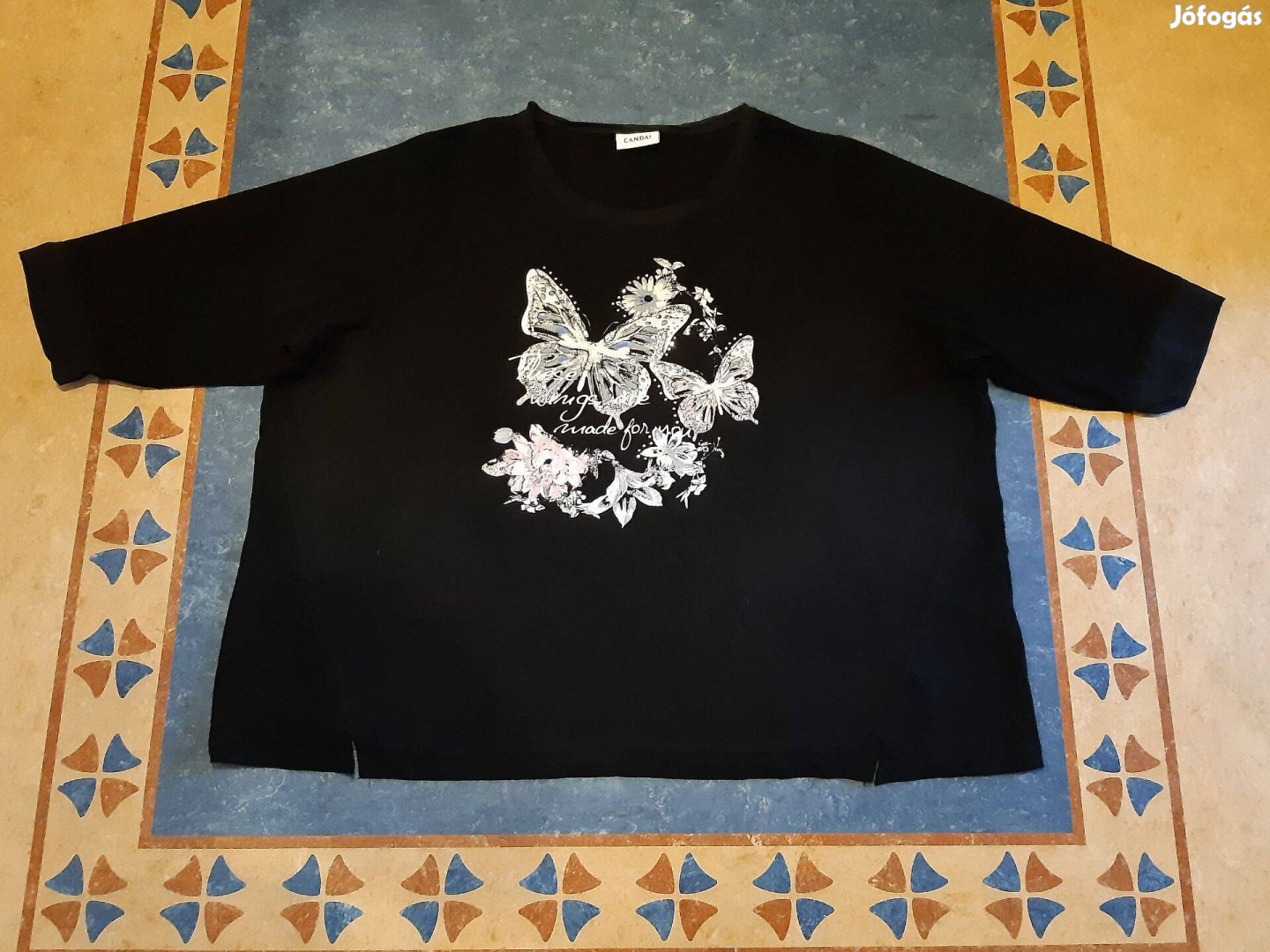 Új C&A Yessica fekete rugalmas moletti póló látványos mintával - 52