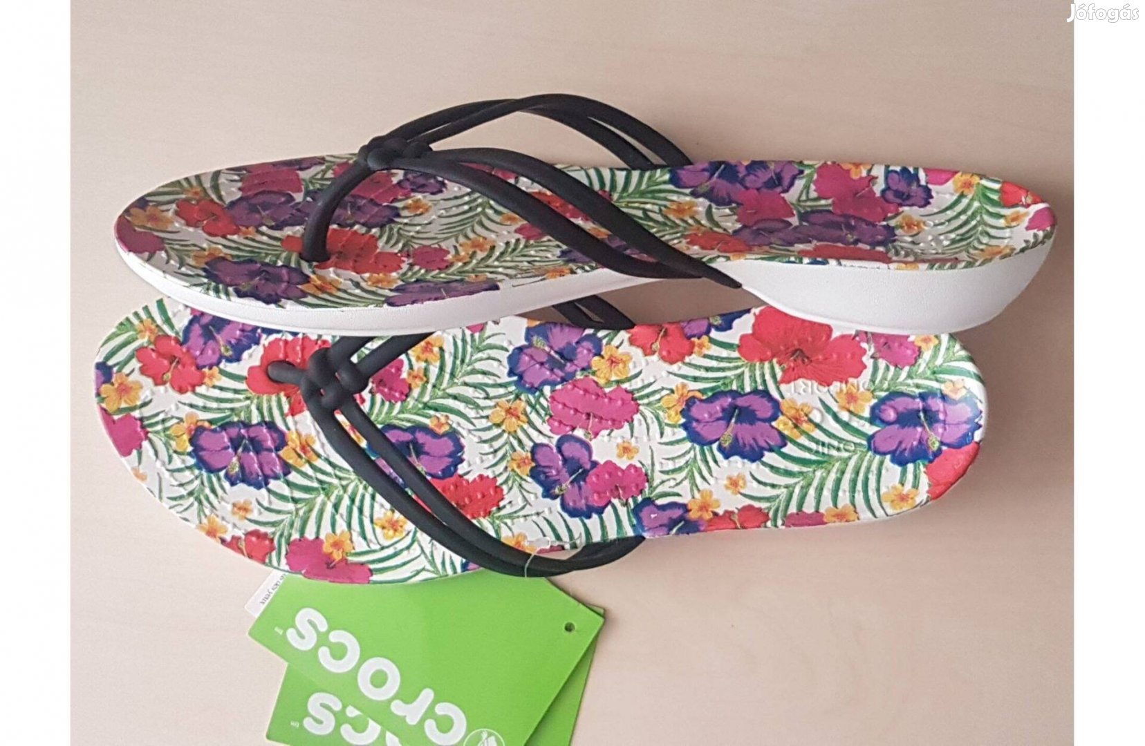 Új Crocs flip-flop virágmintás papucs, fekete vékony pántos,