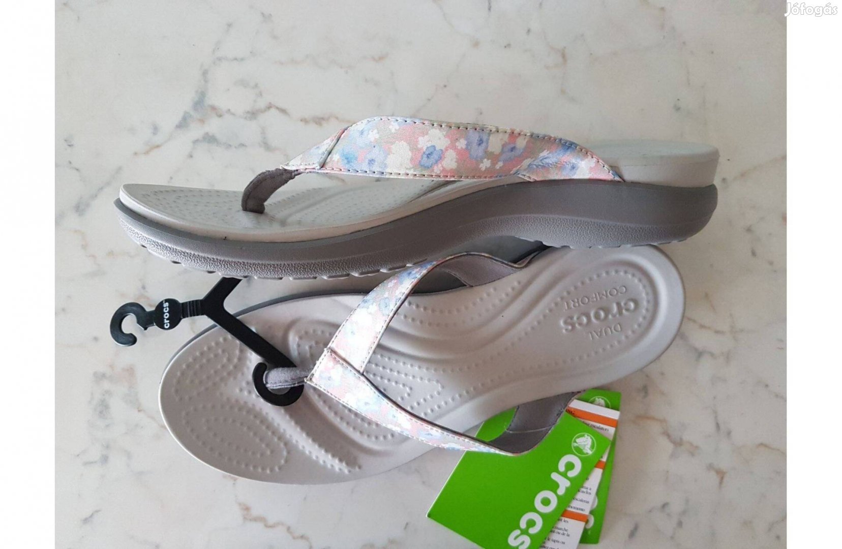 Új Crocs flip-flopl, virágmintás pánttal szürke talppal, Dual Comfort