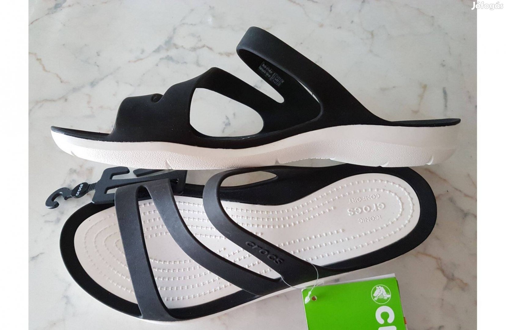 Új Crocs szandál, fekete színű fehér ikonikus talppal