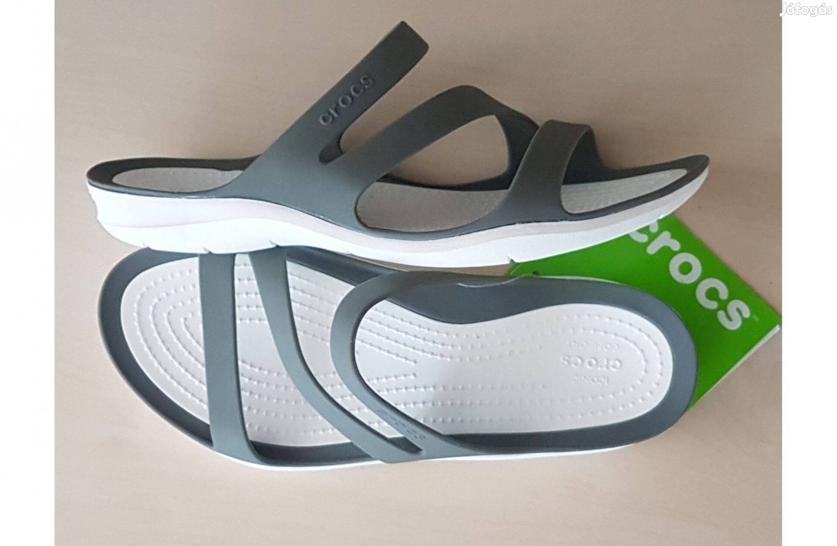Új Crocs szandál, füstszürke színű fehér Comfort talppal W6/36
