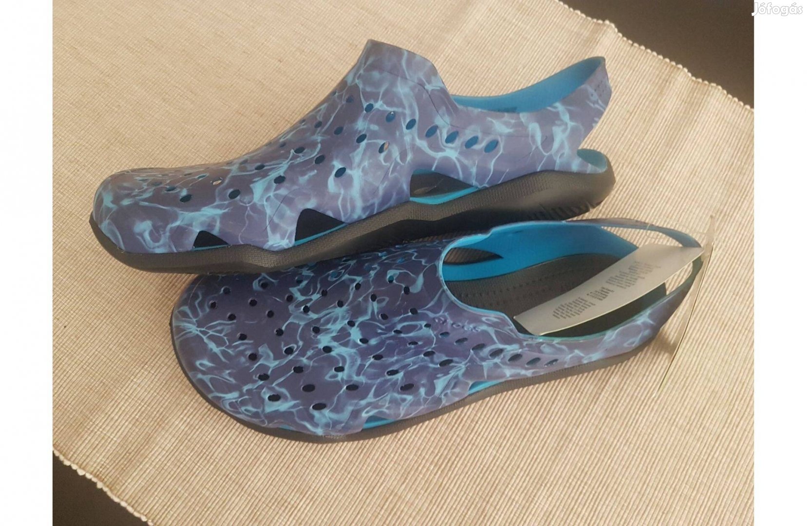 Új Crocs vizicipő kék-fekete óceánmintás,fekete talppal 42 méret