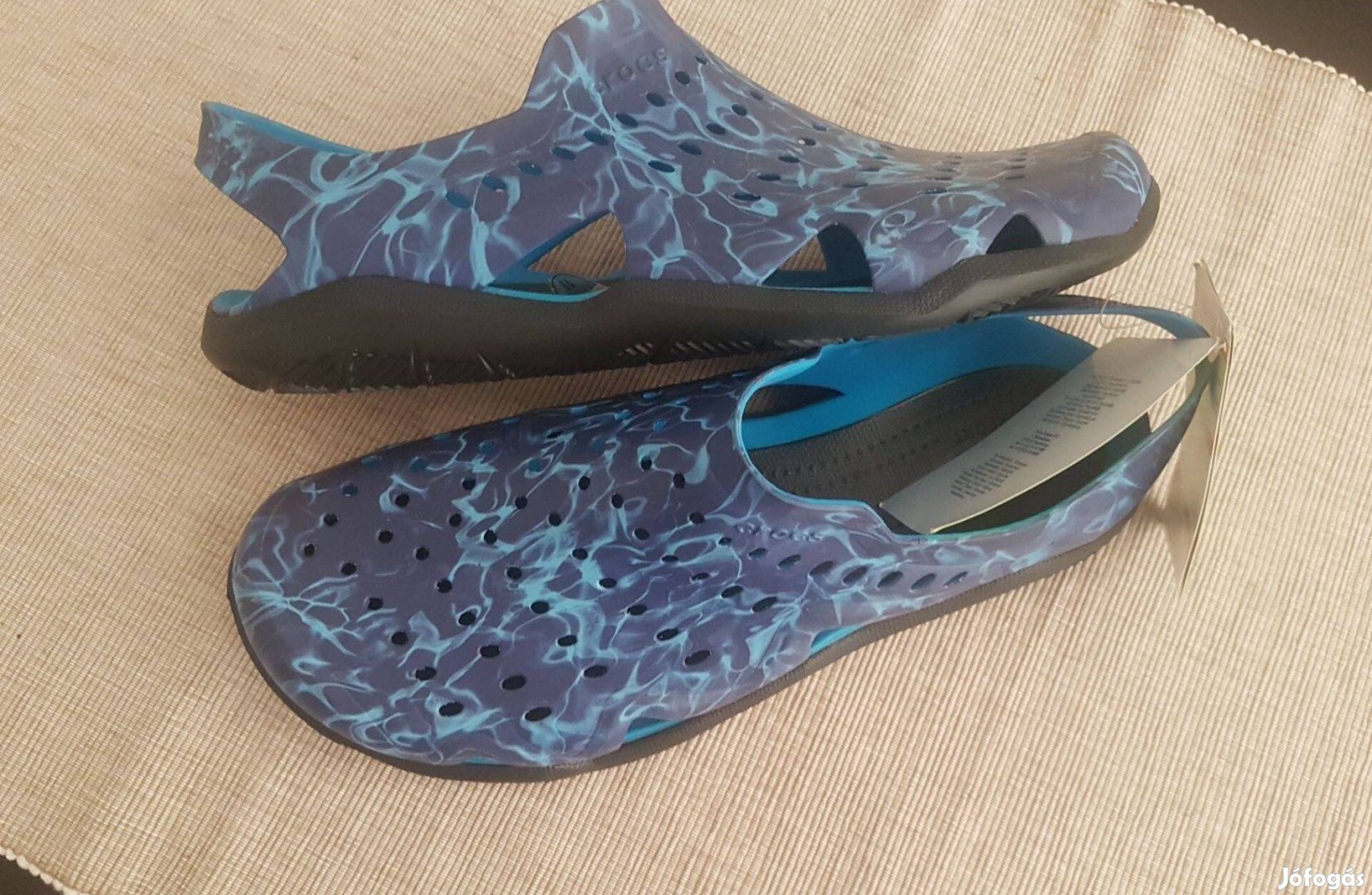 Új Crocs vizicipő kék-fekete óceánmintás,fekete talppal 42