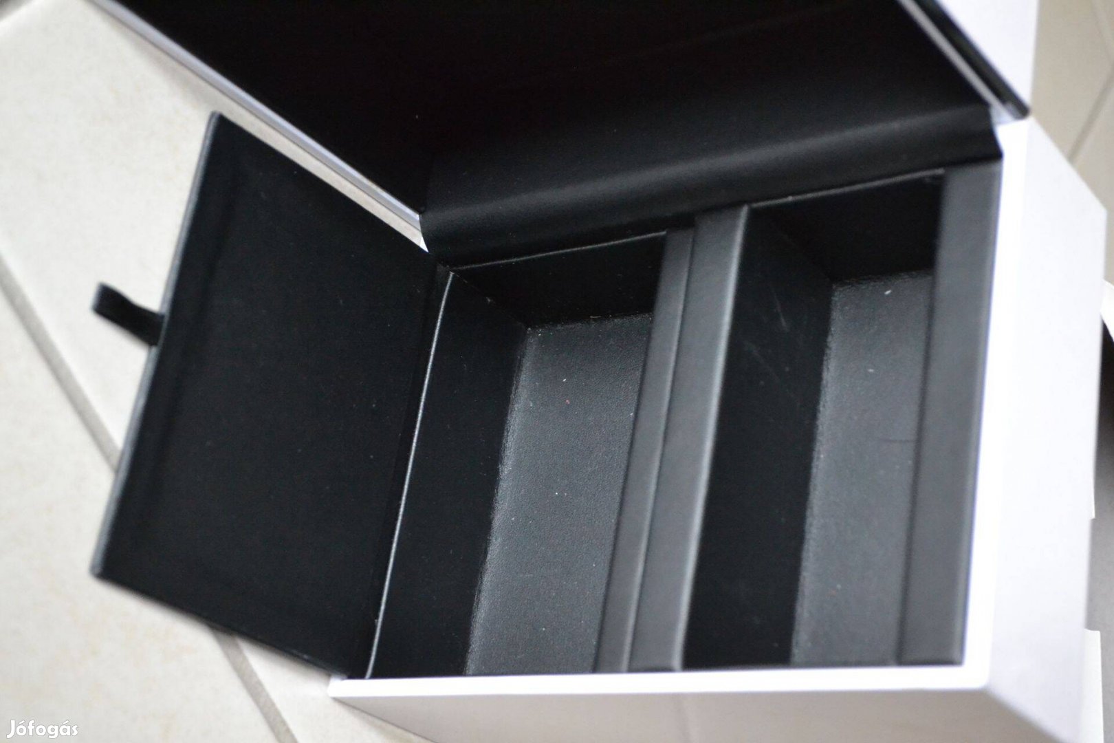 Új Díszdoboz tároló rekeszekkel kisajtóval